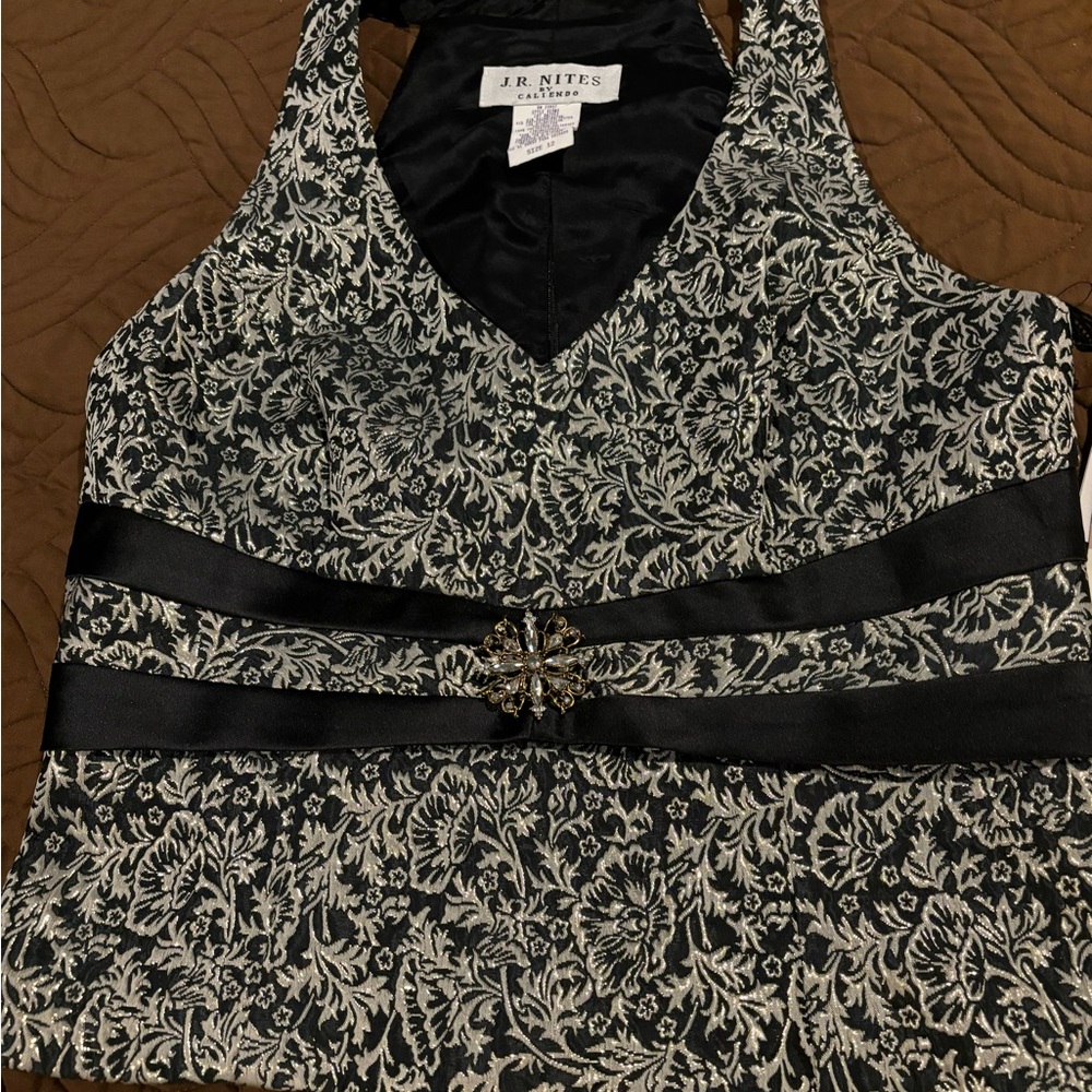 Elegant size large fully lined zip up back top